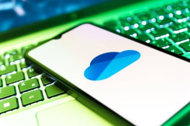 Prag, Çek Cumhuriyeti - 21 Ekim 2024: OneDrive logosunu gösteren modern akıllı telefon aygıtı.