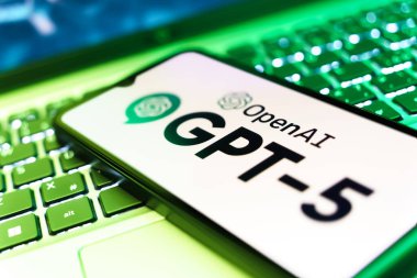 Prag, Çek: Laptop bilgisayarında gpt-5 logosu olan modern akıllı telefon