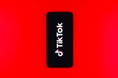 Prag, Çek Cumhuriyeti - 10 21 2024: Tiktok logosunu gösteren akıllı telefon.