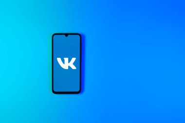 Prag, Çek Cumhuriyeti - 10 21 2024: Vkontakte logosunu gösteren akıllı telefon.