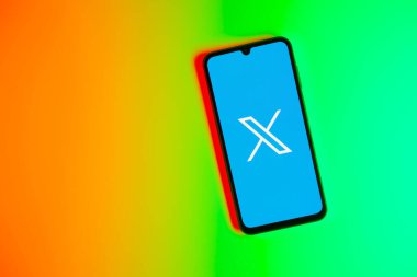 Prag, Çek Cumhuriyeti - 10 21 2024: X logosu gösteren akıllı telefon.