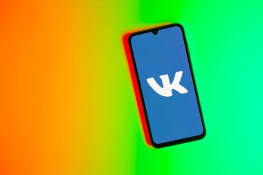 Prag, Çek Cumhuriyeti - 10 21 2024: Vkontakte logosunu gösteren akıllı telefon.