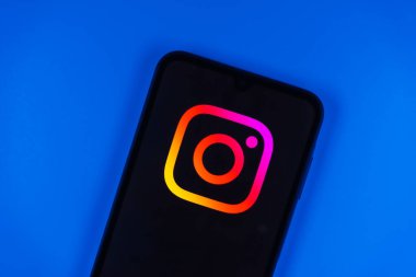 Prag, Çek Cumhuriyeti - 10 21 2024: Instagram logosu gösteren akıllı telefon.