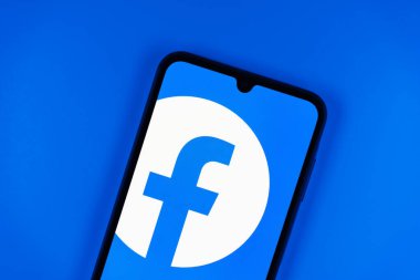 Prag, Çek Cumhuriyeti - 10 21 2024: Facebook logosu gösteren akıllı telefon.