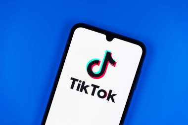 Prag, Çek Cumhuriyeti - 10 21 2024: Tiktok logosunu gösteren akıllı telefon.