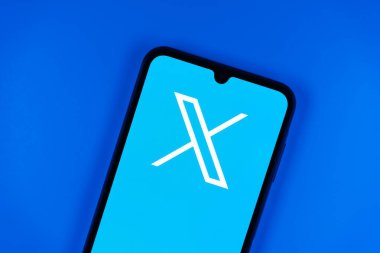 Prag, Çek Cumhuriyeti - 10 21 2024: X logosu gösteren akıllı telefon.