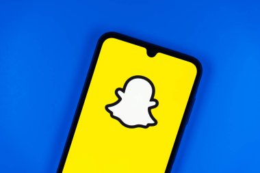 Prag, Çek Cumhuriyeti - 10 21 2024: Snapchat logosunu gösteren akıllı telefon.