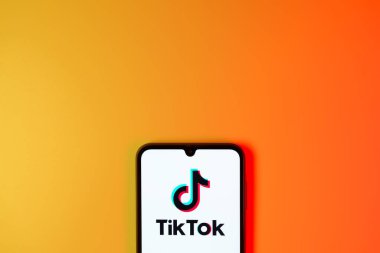 Prag, Çek Cumhuriyeti - 10 21 2024: Tiktok logosunu gösteren akıllı telefon.