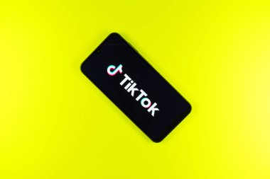 Prag, Çek Cumhuriyeti - 10 21 2024: Tiktok logosunu gösteren akıllı telefon.