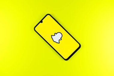 Prag, Çek Cumhuriyeti - 10 21 2024: Snapchat logosunu gösteren akıllı telefon.