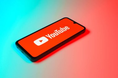 Prag, Çek Cumhuriyeti - 10 21 2024: Youtube logosunu gösteren akıllı telefon.