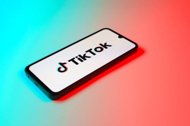 Prag, Çek Cumhuriyeti - 10 21 2024: Tiktok logosunu gösteren akıllı telefon.