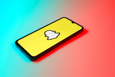 Prag, Çek Cumhuriyeti - 10 21 2024: Snapchat logosunu gösteren akıllı telefon.