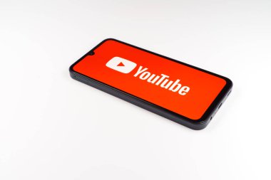 Prag, Çek Cumhuriyeti - 10 21 2024: Youtube logosunu gösteren akıllı telefon.