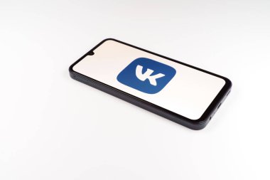 Prag, Çek Cumhuriyeti - 10 21 2024: Vkontakte logosunu gösteren akıllı telefon.