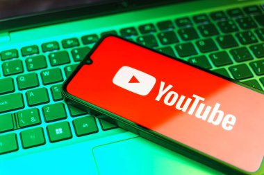 Prag, Çek: Laptop bilgisayarında Youtube logosu olan modern akıllı telefon
