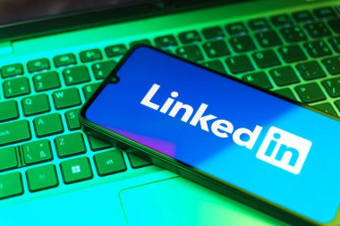 Prag, Çek: Laptop bilgisayarında logo bağlantısı olan modern akıllı telefon