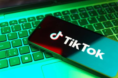 Prag, Çek Cumhuriyeti - 720 2024: TikTok logosunu gösteren akıllı telefon.