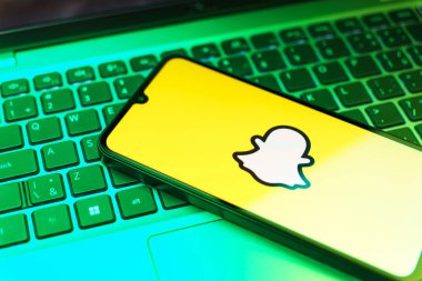 Prag, Çek Cumhuriyeti - 10 21 2024: Snapchat logosunu gösteren akıllı telefon.