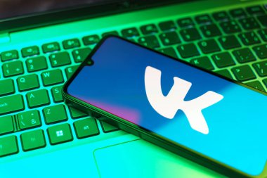 Prag, Çek Cumhuriyeti - 10 21 2024: VK logosunu gösteren akıllı telefon