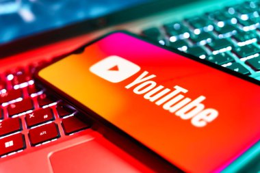 Prag, Çek Cumhuriyeti - 820 2024: Youtube logosunu gösteren akıllı telefon. YouTube, video yüklemek için tasarlanmış bir sosyal ağdır..