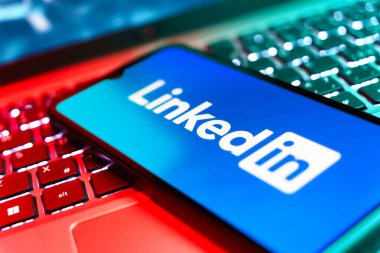 Prag, Çek: Laptop bilgisayarında logo bağlantısı olan modern akıllı telefon