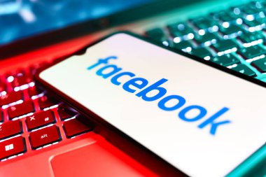 Prag, Çek: Bilgisayarında facebook logosu olan modern akıllı telefon