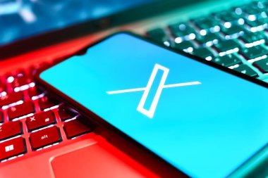 Prag, Çek: Dizüstü bilgisayarında x logosu olan modern akıllı telefon