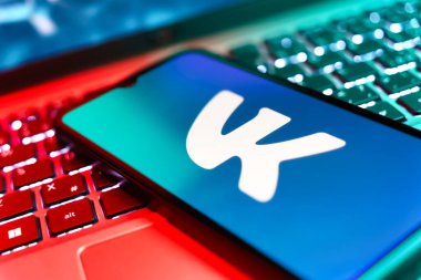 Prag, Çek Cumhuriyeti - 21 Ekim 2024: VK logosunu gösteren modern akıllı telefon aygıtı.