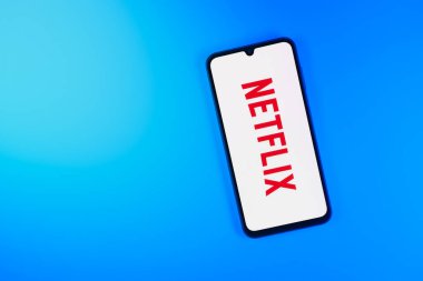 Prag, Çek Cumhuriyeti - 10 21 2024: Netflix logosunu gösteren akıllı telefon.