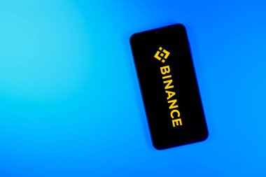 Prag, Çek: Logo binansıyla izole edilmiş arka planda modern akıllı telefon aygıtı 