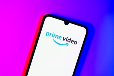 Prag, Çek: Stüdyonun arka planında ana video logosuna sahip modern akıllı telefon aygıtı.