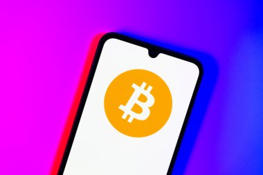 Prag, Çek: Stüdyo arka planında botcoin logolu modern akıllı telefon aygıtı.