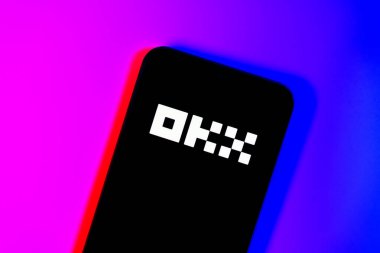 Prag, Çek: Okx logosuyla izole edilmiş arka planda modern akıllı telefon aygıtı  