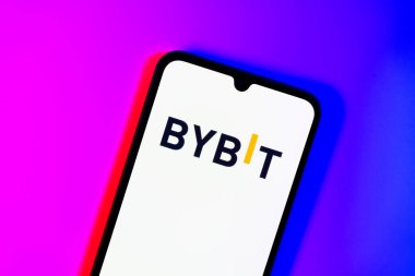 Prag, Çek: Stüdyo arka planında bybit logolu modern akıllı telefon aygıtı.