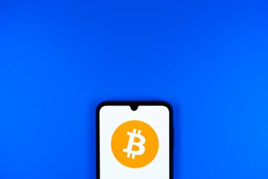 Prag, Çek: Logo bitcoin ile izole edilmiş arka planda modern akıllı telefon aygıtı 