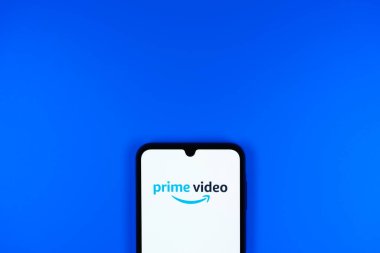 Prag, Çek: Logo asal video ile izole edilmiş arka planda modern akıllı telefon aygıtı 