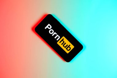 Prag, Çek: Logo porno merkezli izole edilmiş arka planda modern akıllı telefon aygıtı 