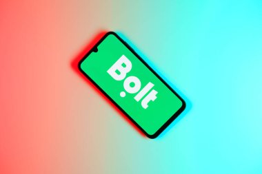 Prag, Çek Cumhuriyeti - 10 21 2024: Bolt logosunu gösteren akıllı telefon.