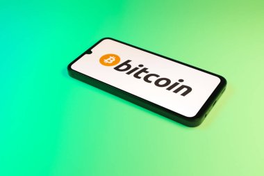 Prag, Çek: Logo bitcoin ile izole edilmiş arka planda modern akıllı telefon aygıtı 
