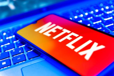 Prag, Çek: Okx Crypto logosuna sahip izole bir arkaplanda modern akıllı telefon aygıtı  