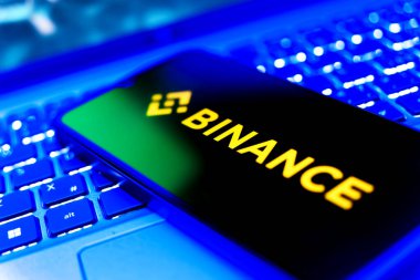 Prag, Çek: Okx Crypto logosuna sahip izole bir arkaplanda modern akıllı telefon aygıtı  