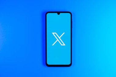 Prag, Çek Cumhuriyeti - 10 21 2024: X logosu gösteren akıllı telefon.