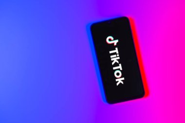 Prag, Çek Cumhuriyeti - 10 21 2024: Tiktok logosunu gösteren akıllı telefon.