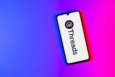 Prag, Çek Cumhuriyeti - 10 21 2024: Yüzeyde ipliklerin logosunu gösteren akıllı telefon.