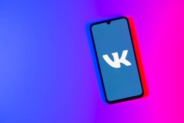Prag, Çek Cumhuriyeti - 10 21 2024: Vkontakte logosunu gösteren akıllı telefon.