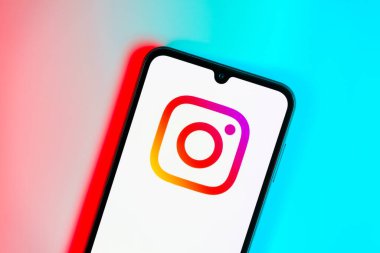 Prag, Çek Cumhuriyeti - 10 21 2024: Instagram logosu gösteren akıllı telefon.