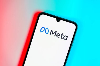 Prag, Çek Cumhuriyeti - 10 21 2024: Meta logosunu gösteren akıllı telefon.