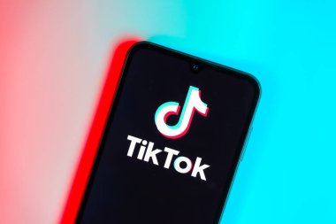 Prag, Çek Cumhuriyeti - 10 21 2024: Tiktok logosunu gösteren akıllı telefon.