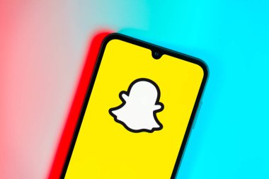 Prag, Çek Cumhuriyeti - 10 21 2024: Snapchat logosunu gösteren akıllı telefon.